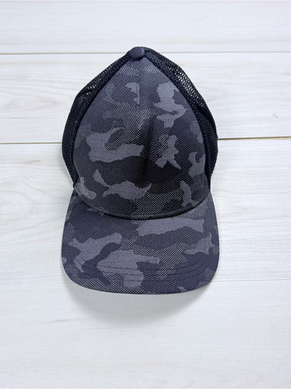 lululemon athletica Men's Black & Gray Camo Trucker Hat